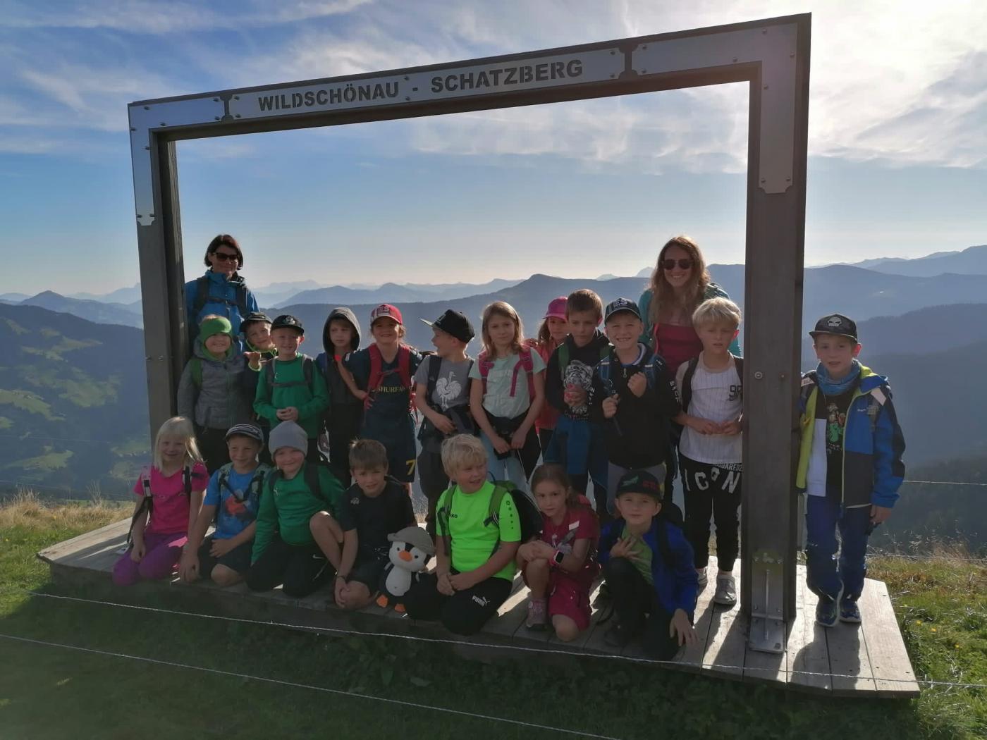 Klasse 1 mit Religionslehrerin Bettina Unterberger