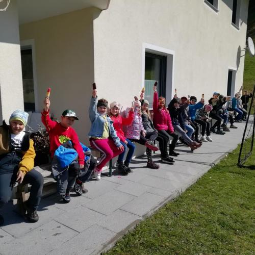 Kinder sitzen auf einer Bank, weil sie ein Eis bekommen haben