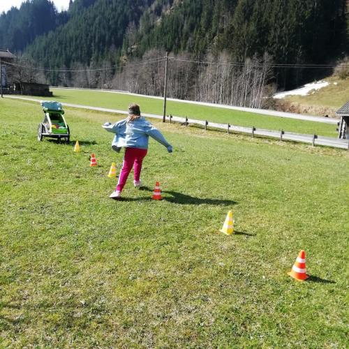 © c, Waltraud Stangl, privat Kind beim Hindernislauf