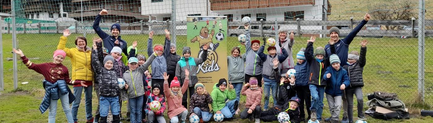 Mit dem Fußballclub am Sportplatz