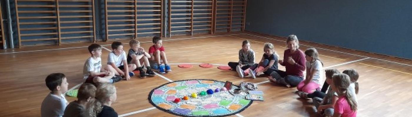 © c, Waltraud Stangl, privat Yoga in der Schule