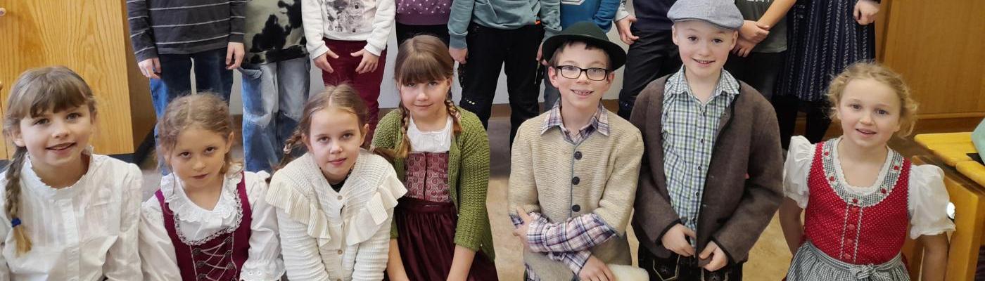 © c, Waltraud Stangl, privat Schule einst und jetzt