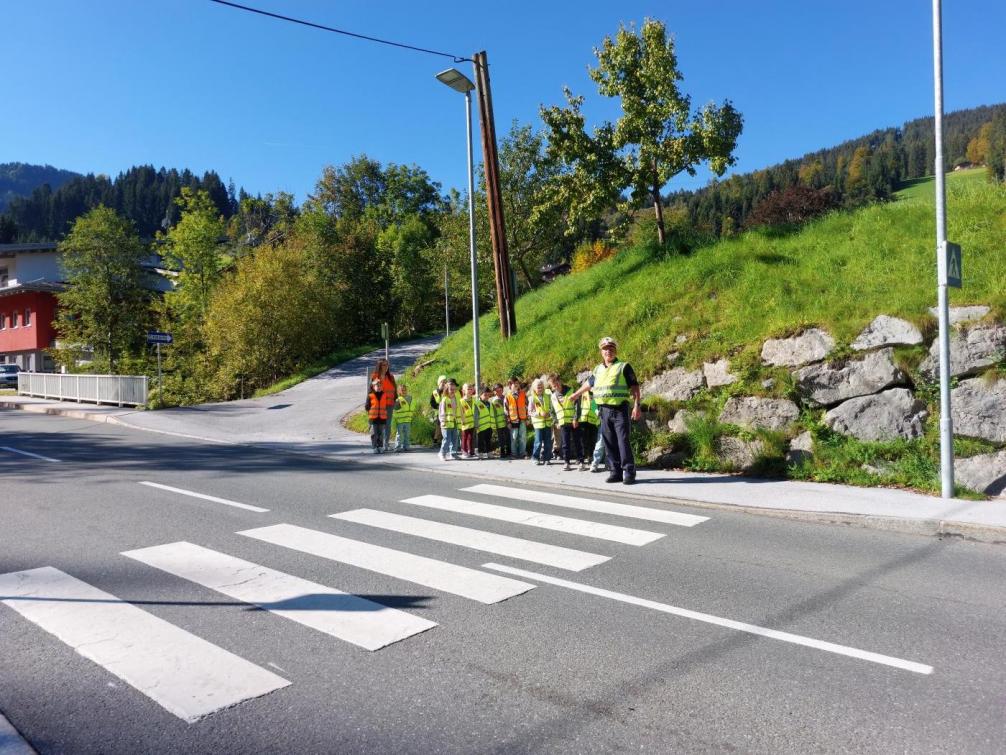 © Waltraud Stangl Sicheres Überqueren der Straße