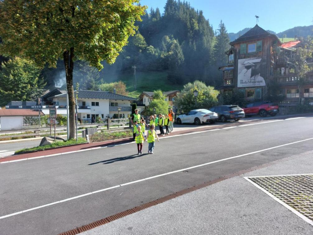© Waltraud Stangl Sicheres Überqueren der Straße