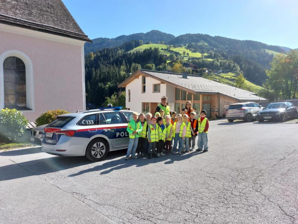 © Waltraud Stangl Sicheres Überqueren der Straße