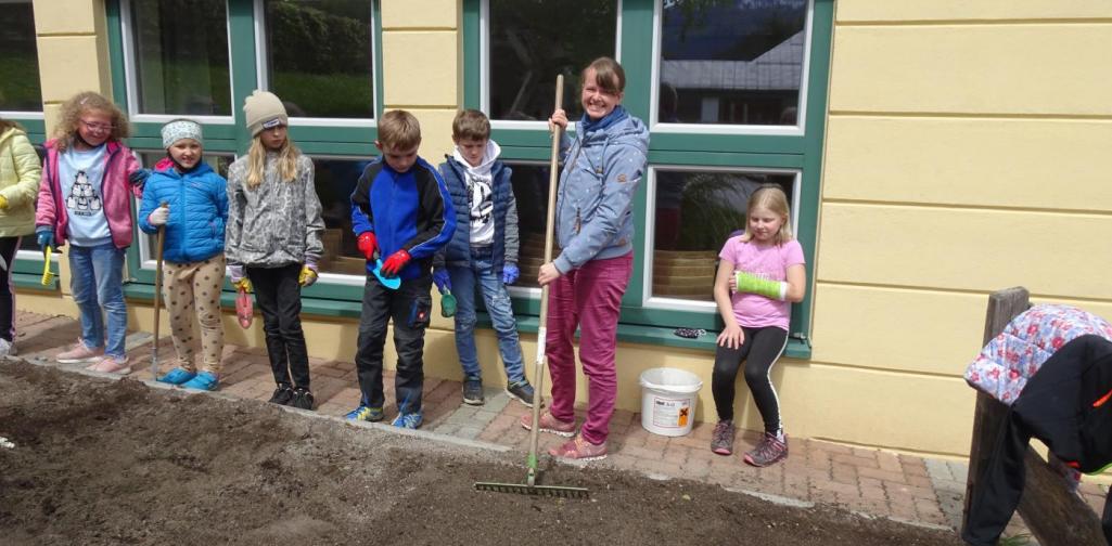 Auch die Lehrerinnen helfen mit