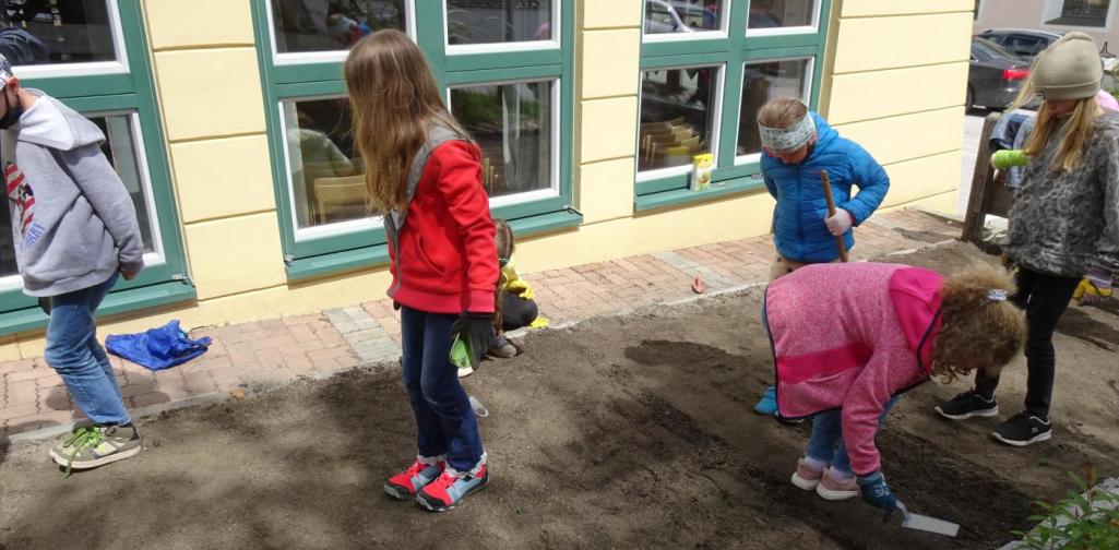 Untergrund festtreten, -klopfen