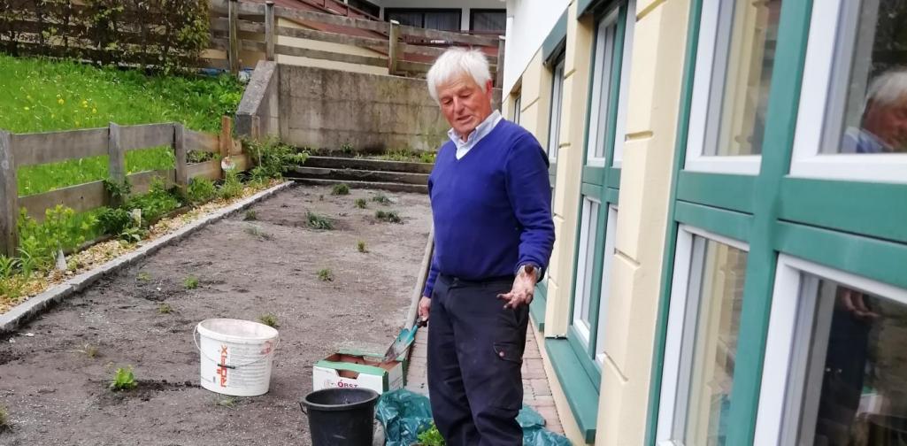 Herr H.Sch. setzt zusätzlich diverse Frühlingsblumen