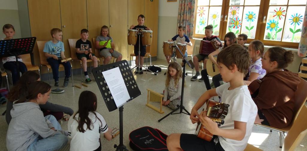 Auch die Kinder spielten der BMK vor