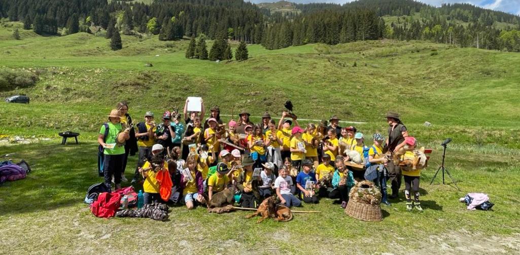 Jäger und Jägerin Tag mit Jägern auf der Alm