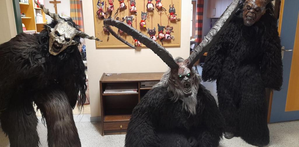 Krampusse in der Schule Krampusse in der Schule