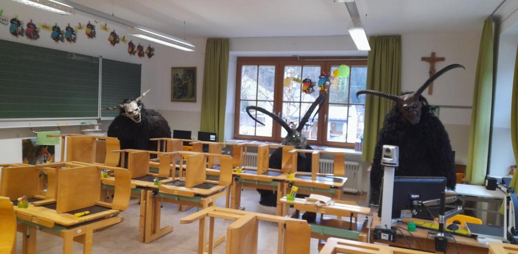 Krampusse in der Schule Krampusse in der Schule